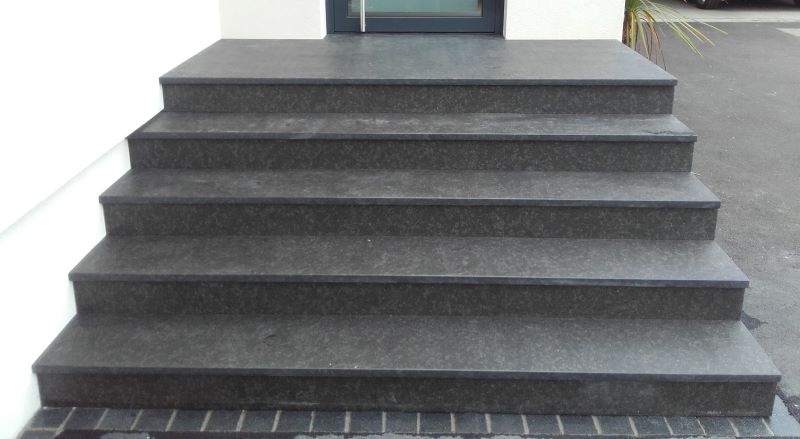 escalier en granit noir